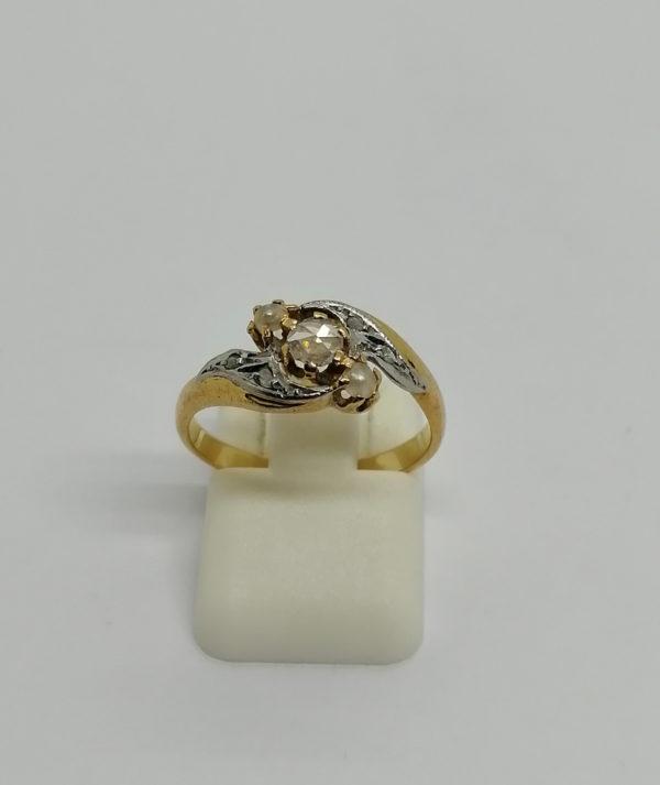 Bague en or, façon vague, roses de diamants, perles fines, Art Nouveau, vers 1900.