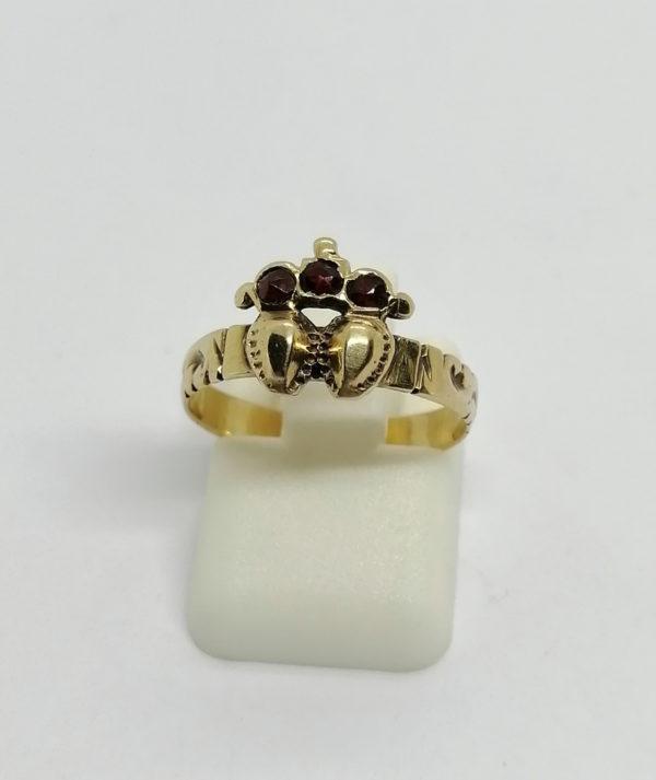 Bague en or, avec trois petits grenats, "dite de Foi", bijou régionale vers 1900.