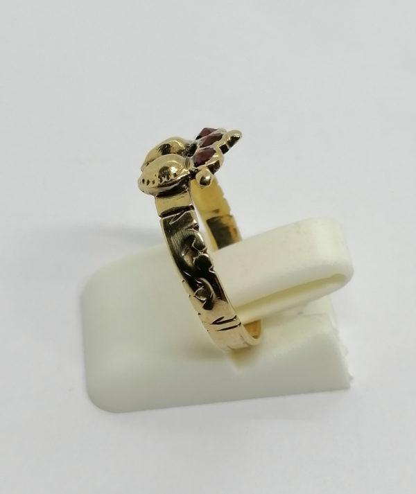 Bague en or, avec trois petits grenats, "dite de Foi", bijou régionale vers 1900. – Image 2