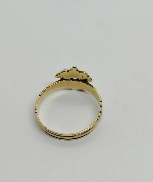 Bague en or, avec trois petits grenats, "dite de Foi", bijou régionale vers 1900. – Image 3