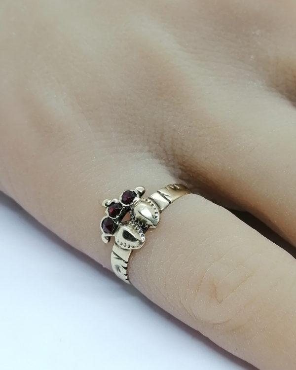Bague en or, avec trois petits grenats, "dite de Foi", bijou régionale vers 1900. – Image 4