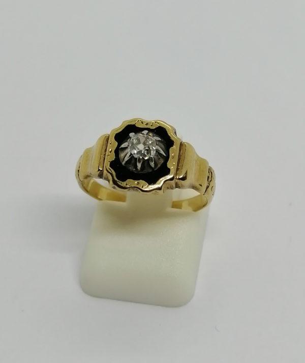 Bague en or, petite chevalière en émail noir et diamant, 1880.