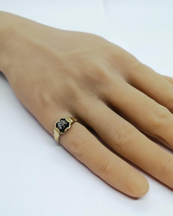 Bague en or, petite chevalière en émail noir et diamant, 1880. – Image 5
