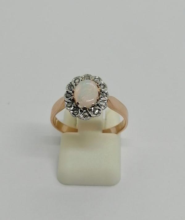 Bague en or rose, petite opale entourage de roses de diamants, 1880.