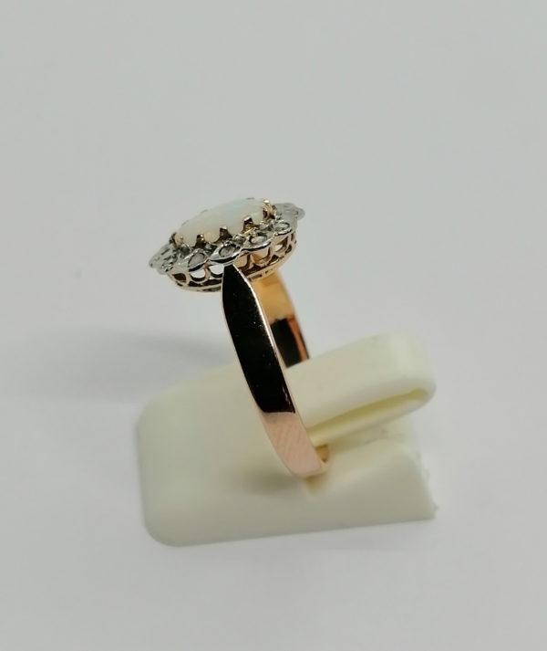 Bague en or rose, petite opale entourage de roses de diamants, 1880. – Image 2