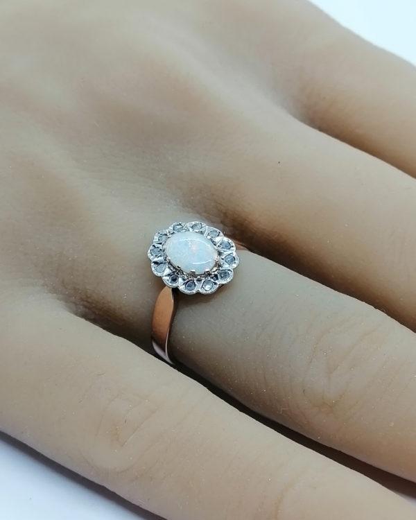 Bague en or rose, petite opale entourage de roses de diamants, 1880. – Image 4