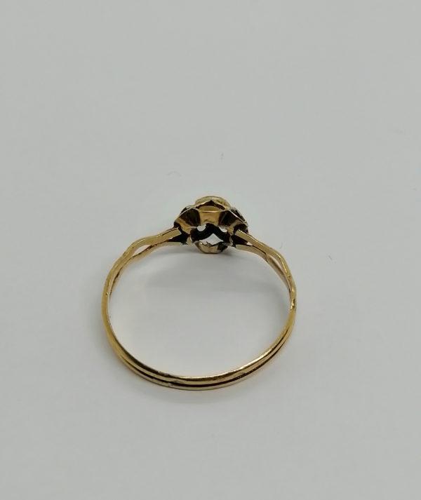 Bague en or rosé, sertie clos d'une demi-perle fine grise, fin 19ième siècle. – Image 3