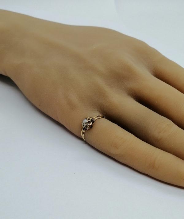 Bague en or rosé, sertie clos d'une demi-perle fine grise, fin 19ième siècle. – Image 5