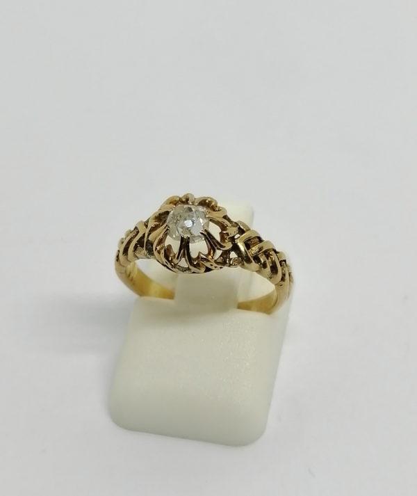 Bague en or, solitaire, monture ajourée avec diamants coussin, 1900.