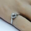 Bague en or gris, solitaire avec petit diamant, 1930-40. – Image 4