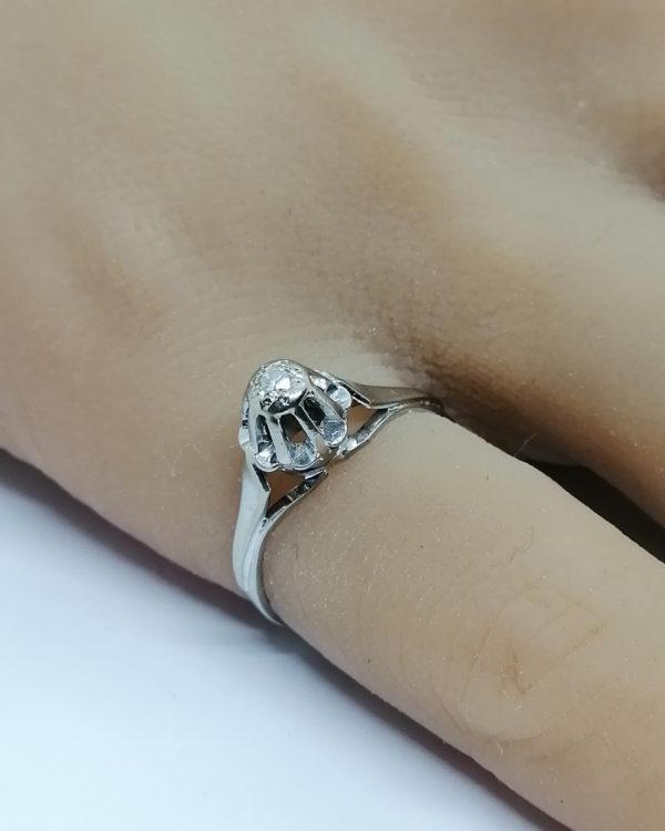 Bague en or gris, solitaire avec petit diamant, 1930-40. – Image 4