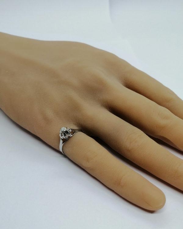 Bague en or gris, solitaire avec petit diamant, 1930-40. – Image 5