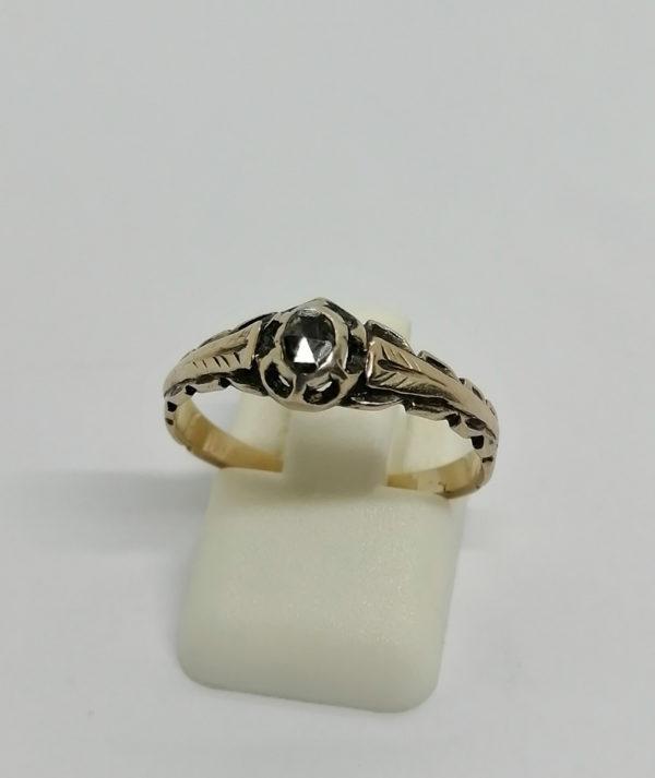 Bague en or, monture ouvragée et rose de diamants, 1860.
