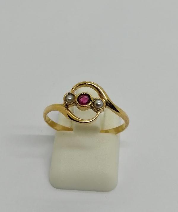 Bague en or rosé, modèle de vague avec petite rubis et perles fines, 1920.