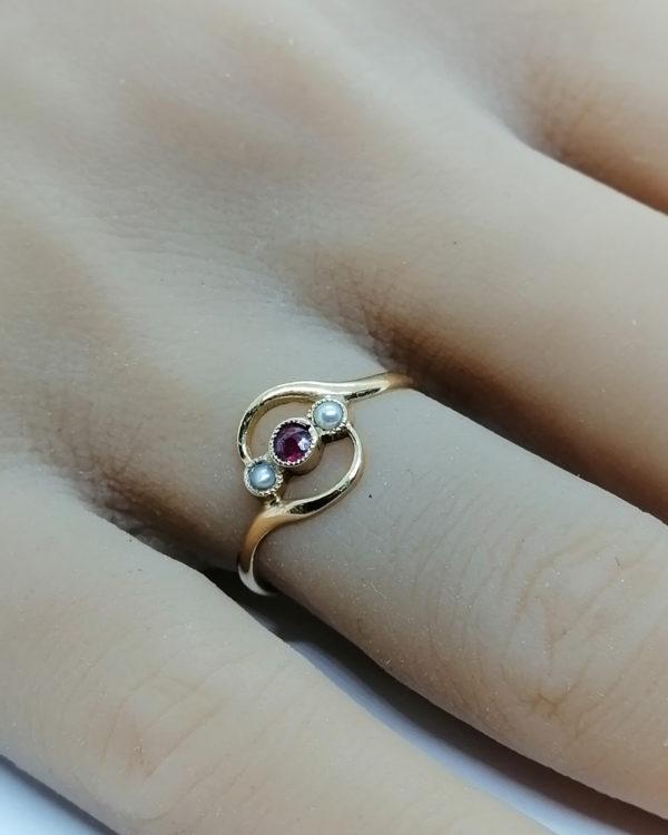 Bague en or rosé, modèle de vague avec petite rubis et perles fines, 1920. – Image 4