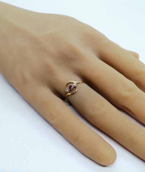 Bague en or rosé, modèle de vague avec petite rubis et perles fines, 1920. – Image 5