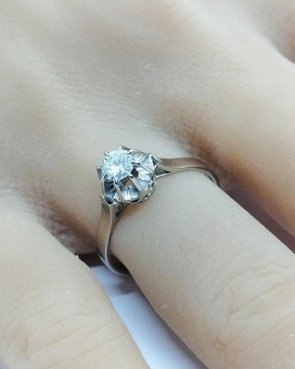 Bague en or gris, solitaire diamant de taille brillant, monture moderne. – Image 4