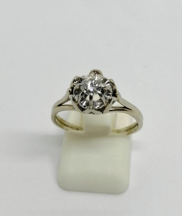 Bague en or gris, solitaire diamant, chaton particulier, 1930-40.