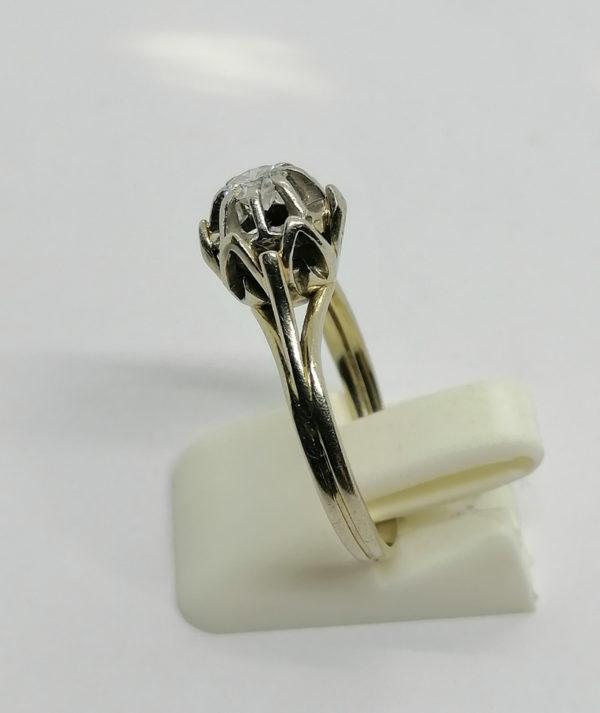Bague en or gris, solitaire diamant, chaton particulier, 1930-40. – Image 2