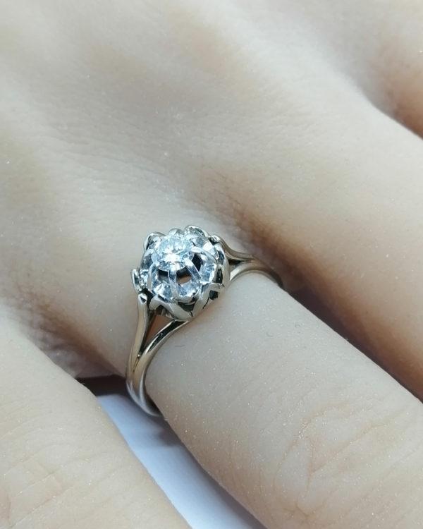 Bague en or gris, solitaire diamant, chaton particulier, 1930-40. – Image 4
