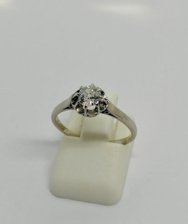Bague en or gris et sertie platine, solitaire diamant de taille ancienne, vers 1930.