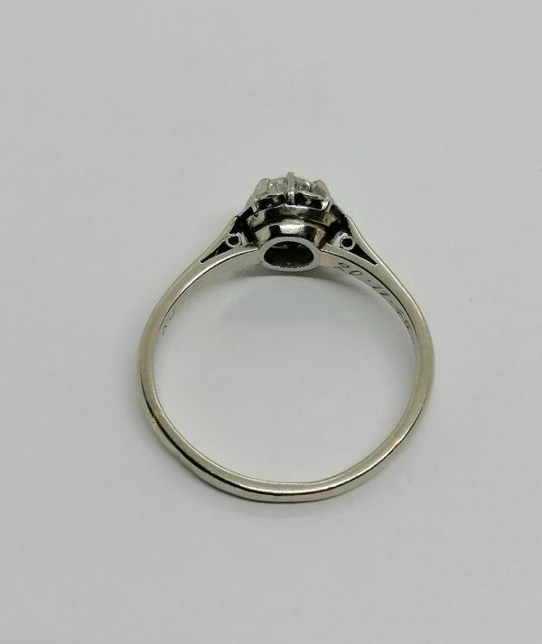 Bague en or gris et sertie platine, solitaire diamant de taille ancienne, vers 1930. – Image 3