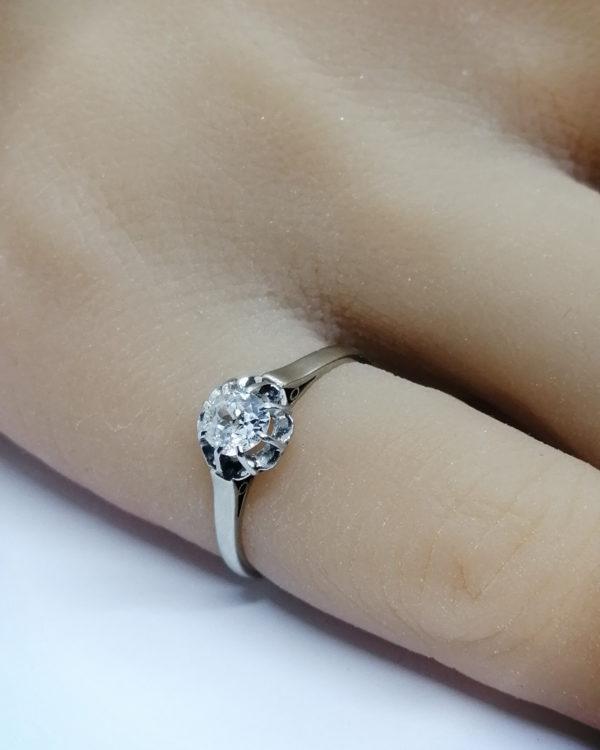 Bague en or gris et sertie platine, solitaire diamant de taille ancienne, vers 1930. – Image 4