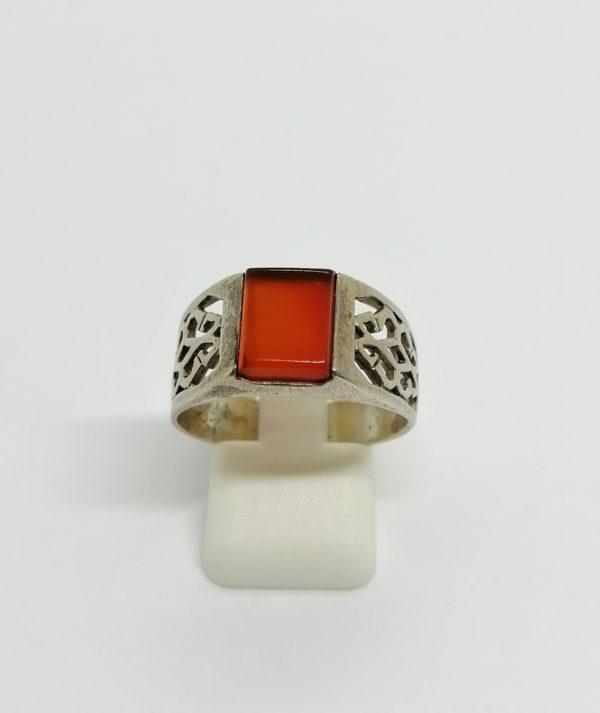 Bague argent, style de chevalière ajourée et cornaline.