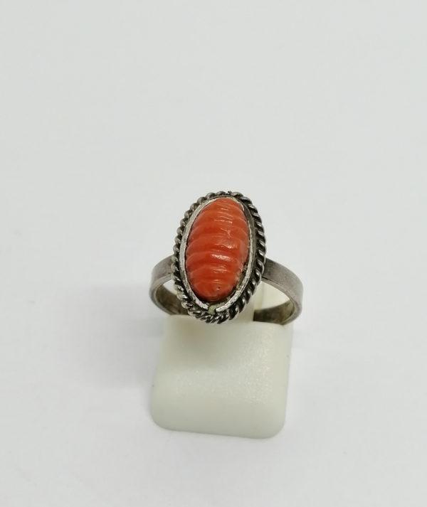 Bague argent, de forme ovale avec cabochon de corail gravé.