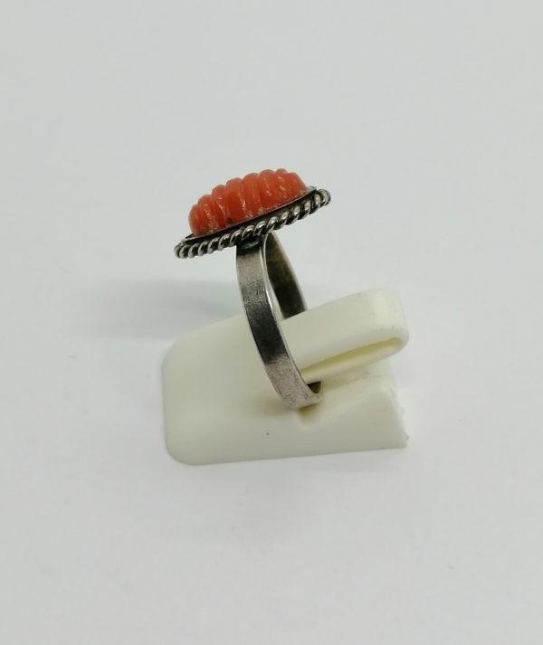 Bague argent, de forme ovale avec cabochon de corail gravé. – Image 2