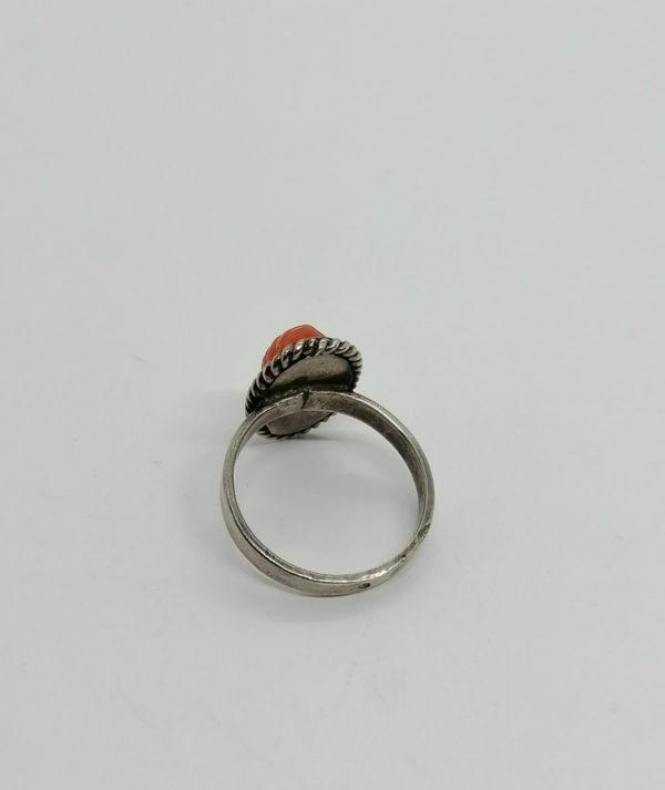 Bague argent, de forme ovale avec cabochon de corail gravé. – Image 3