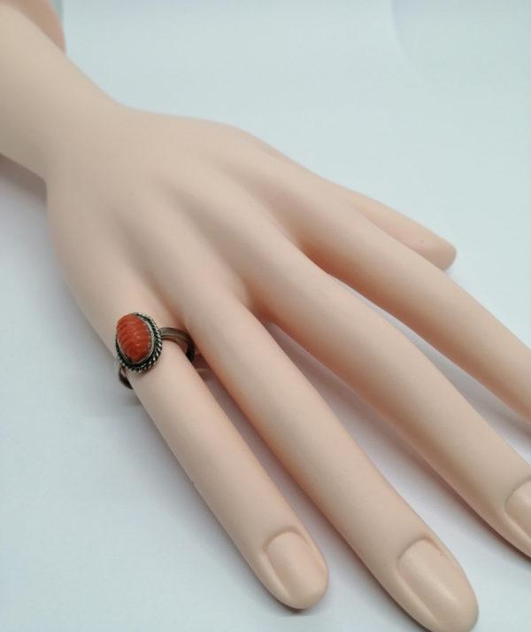 Bague argent, de forme ovale avec cabochon de corail gravé. – Image 4