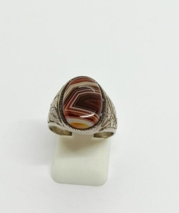 Bague argent, chevalière avec agate, et gravures de motifs végétaux.