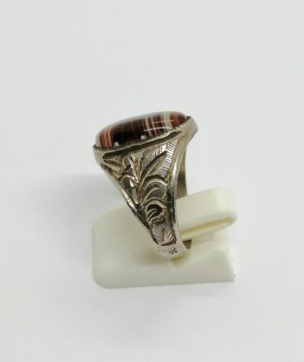 Bague argent, chevalière avec agate, et gravures de motifs végétaux. – Image 2