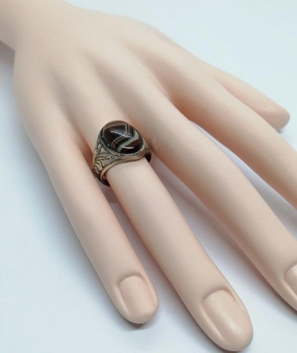 Bague argent, chevalière avec agate, et gravures de motifs végétaux. – Image 4