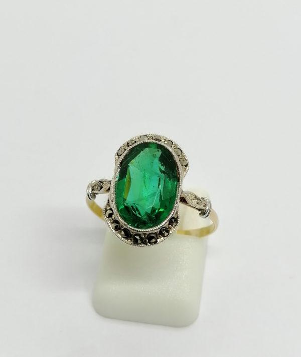 Bague en argent et or, de forme ovale avec émeraude de synthèse, marcasites, Français Art Déco.