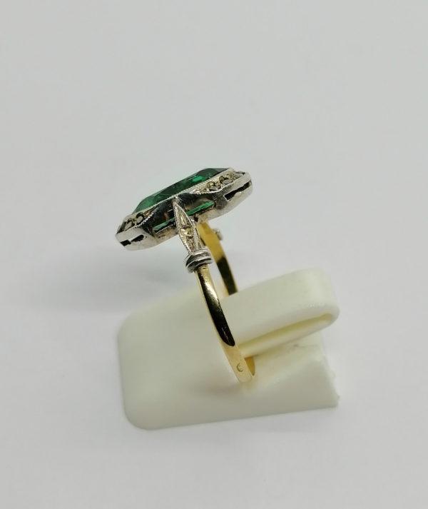 Bague en argent et or, de forme ovale avec émeraude de synthèse, marcasites, Français Art Déco. – Image 2