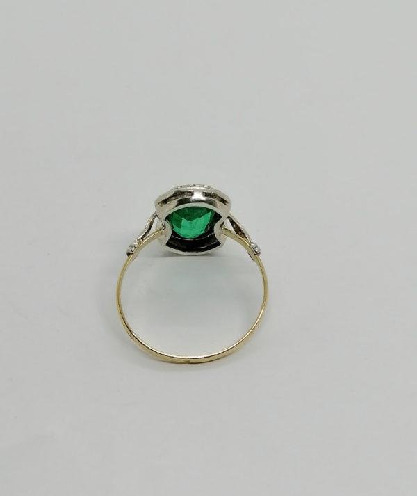 Bague en argent et or, de forme ovale avec émeraude de synthèse, marcasites, Français Art Déco. – Image 3