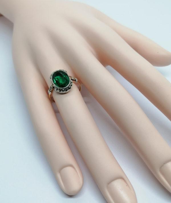 Bague en argent et or, de forme ovale avec émeraude de synthèse, marcasites, Français Art Déco. – Image 4