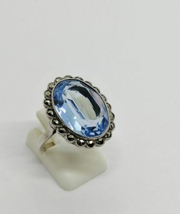 Bague argent, chaton ajouré avec grosse pierre bleu de synthèse imitant l'aigue-marine,1920. – Image 2