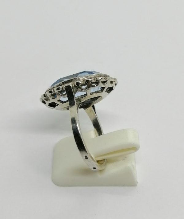 Bague argent, chaton ajouré avec grosse pierre bleu de synthèse imitant l'aigue-marine,1920. – Image 3