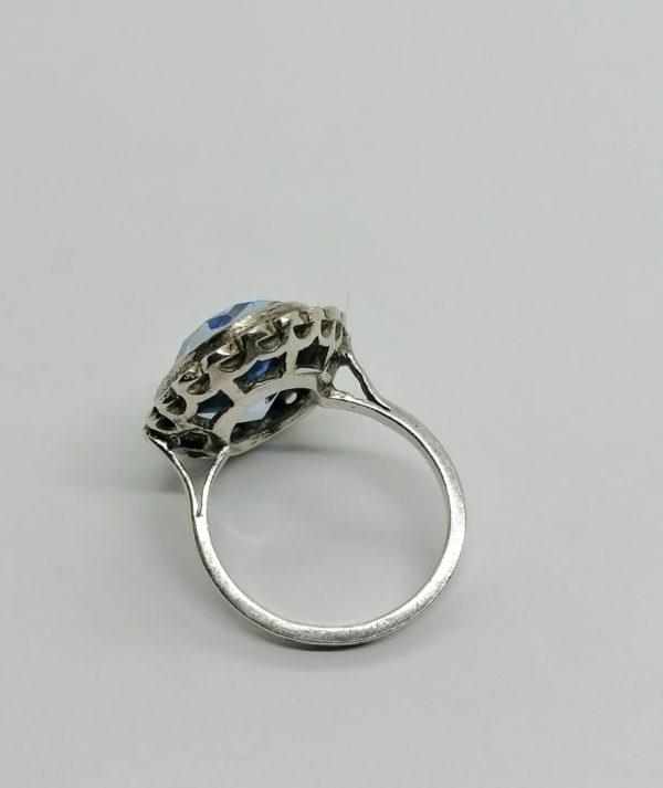 Bague argent, chaton ajouré avec grosse pierre bleu de synthèse imitant l'aigue-marine,1920. – Image 4