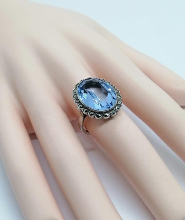 Bague argent, chaton ajouré avec grosse pierre bleu de synthèse imitant l'aigue-marine,1920. – Image 5