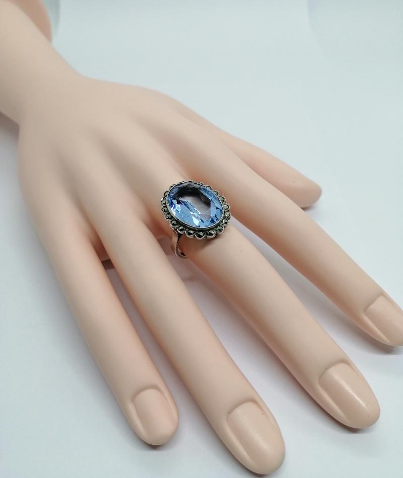 Bague argent chaton ajoure avec grosse pierre bleu de synthese imitant l aigue marine 1920. Bijoux Anciens Schaffner