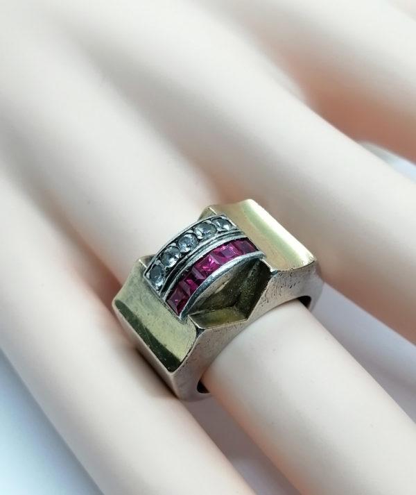 Bague argent/or, modèle avec pierres blanches et rubis de synthèse, Français Art Déco. – Image 5