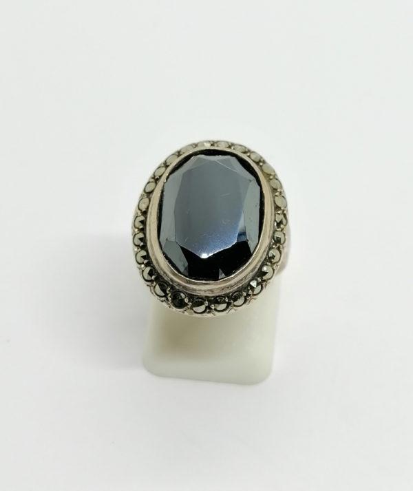 Bague argent, grosse hématite ovale, et pavage de marcasites, Art Déco.