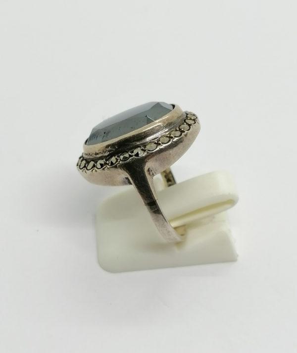 Bague argent, grosse hématite ovale, et pavage de marcasites, Art Déco. – Image 2