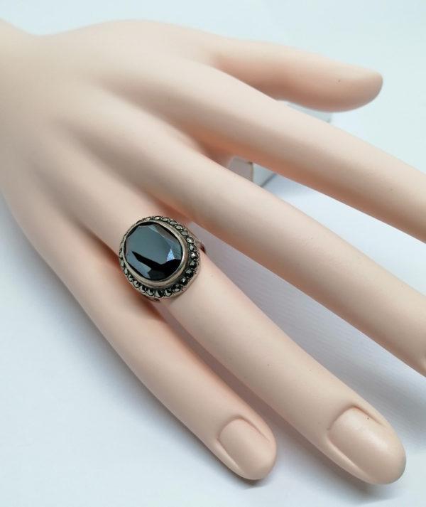 Bague argent, grosse hématite ovale, et pavage de marcasites, Art Déco. – Image 4