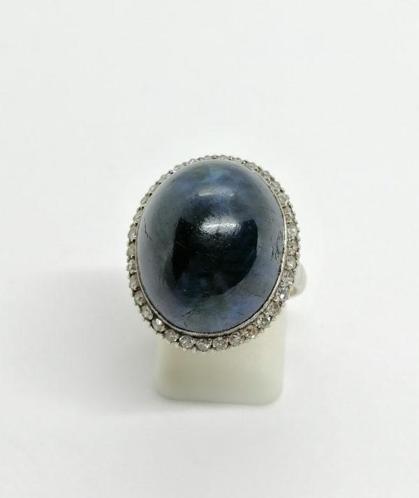 Bague argent, énorme cabochon de racine de saphir, diamants, vers 1920.