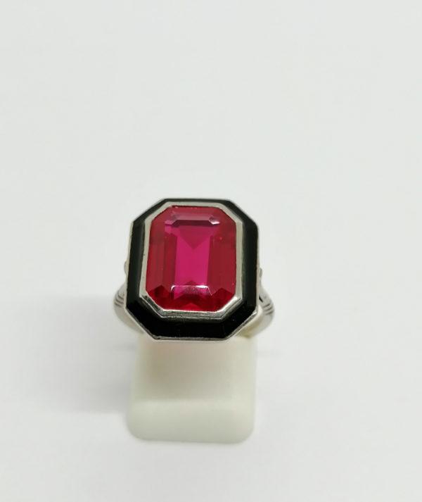 Bague argent, de forme octogonale, avec liseré d'émail noir et pierre rouge de synthèse, Art Déco, Français.